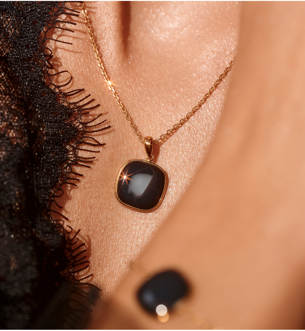 Naszyjnik z zawieszką w czarnym kolorze NSY0641