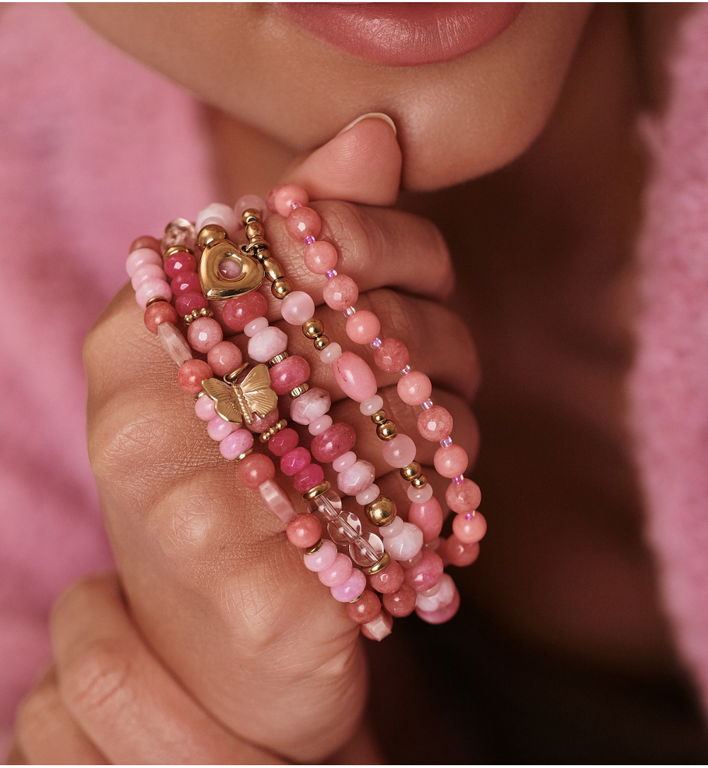 Bransoletka z różowymi kamieniami i złotym motylem BMMH4052