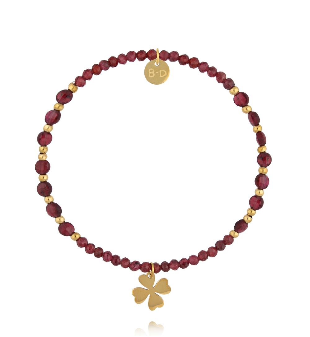 Bransoletka z granatu z zawieszką w kształcie koniczynki BTW3538