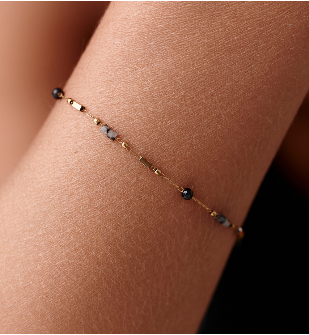 Bransoletka na złotym łańcuszku z czarnym agatem i labradorytem BEA0102