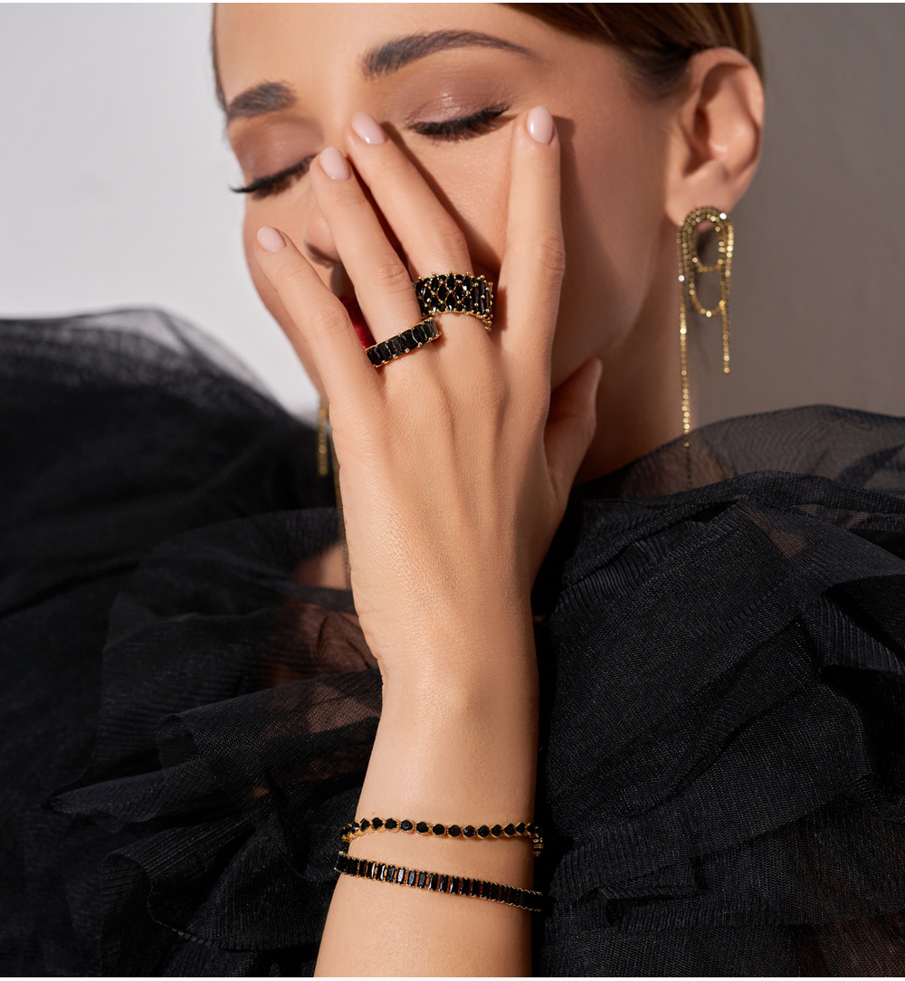 Pierścionek złoty z czarnymi kryształkami PRG0100