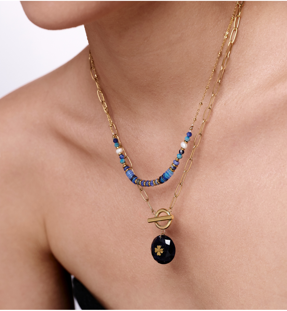 Naszyjnik z sodalitem i złotą koniczyną NEA0056