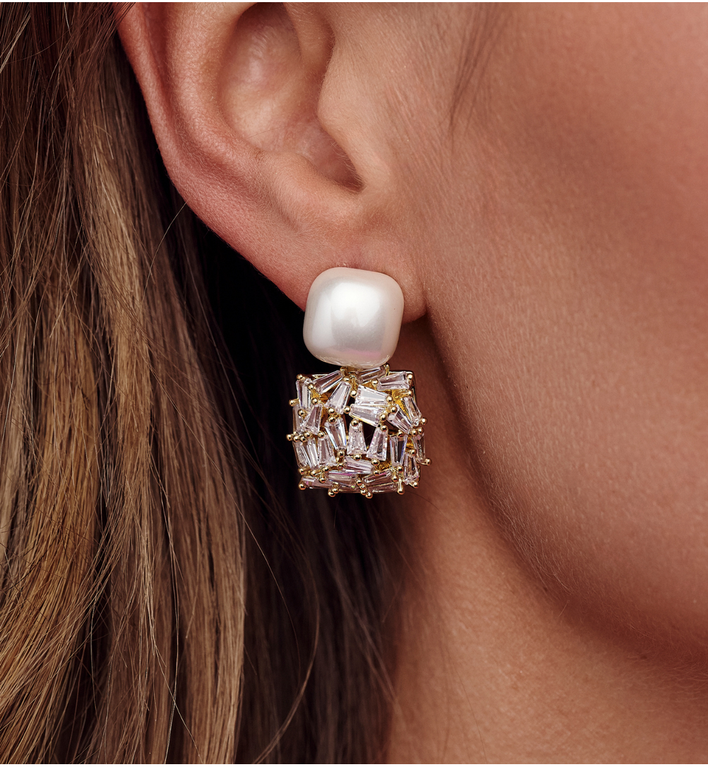 Kolczyki z perłą i kryształową kostką – złote wykończenie KLU0204