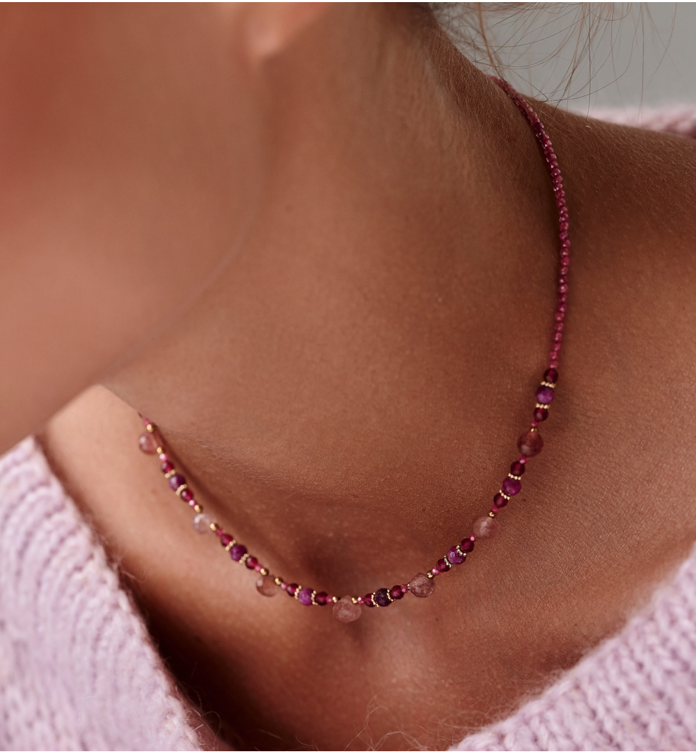 Naszyjnik z kamieniami naturalnymi z delikatnymi złotymi akcentami NTW1568