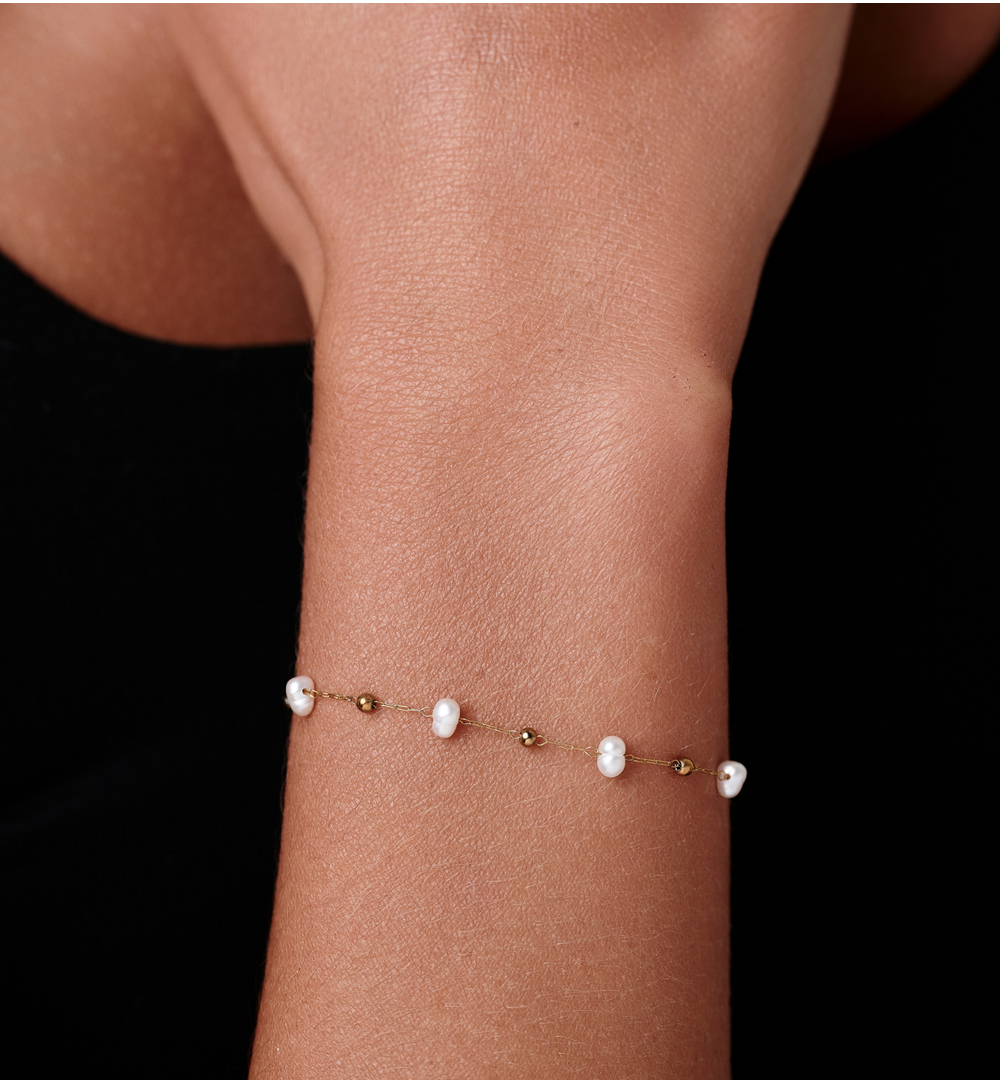 Bransoletka na złotym łańcuszku z perłami słodkowodnymi BEA0098