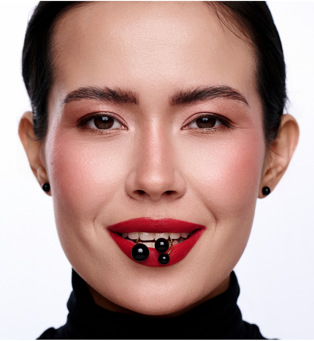 Pierścionek z trzema kulami z czarną emalią PSA1180