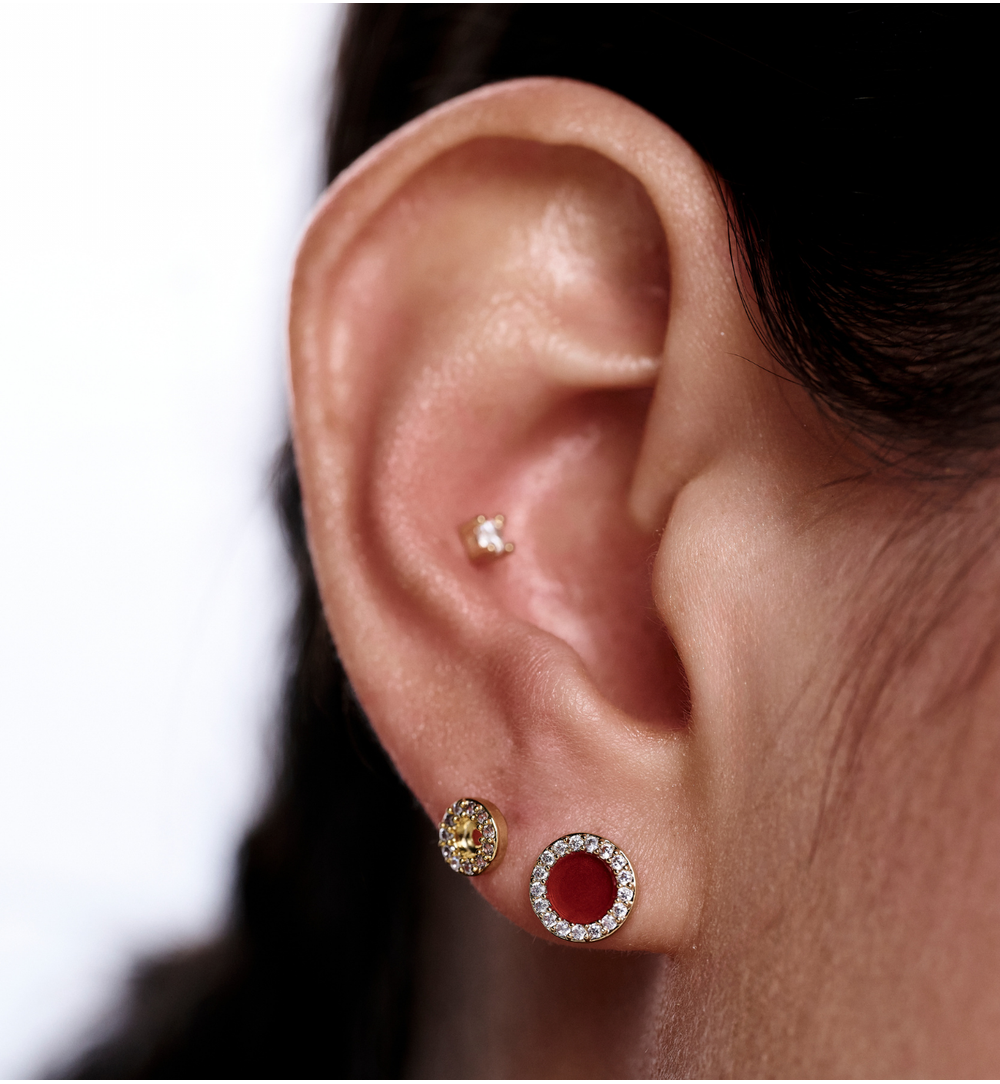 Zestaw złoconych kolczyków z cyrkoniami i czerwonym akcentem KMB0033
