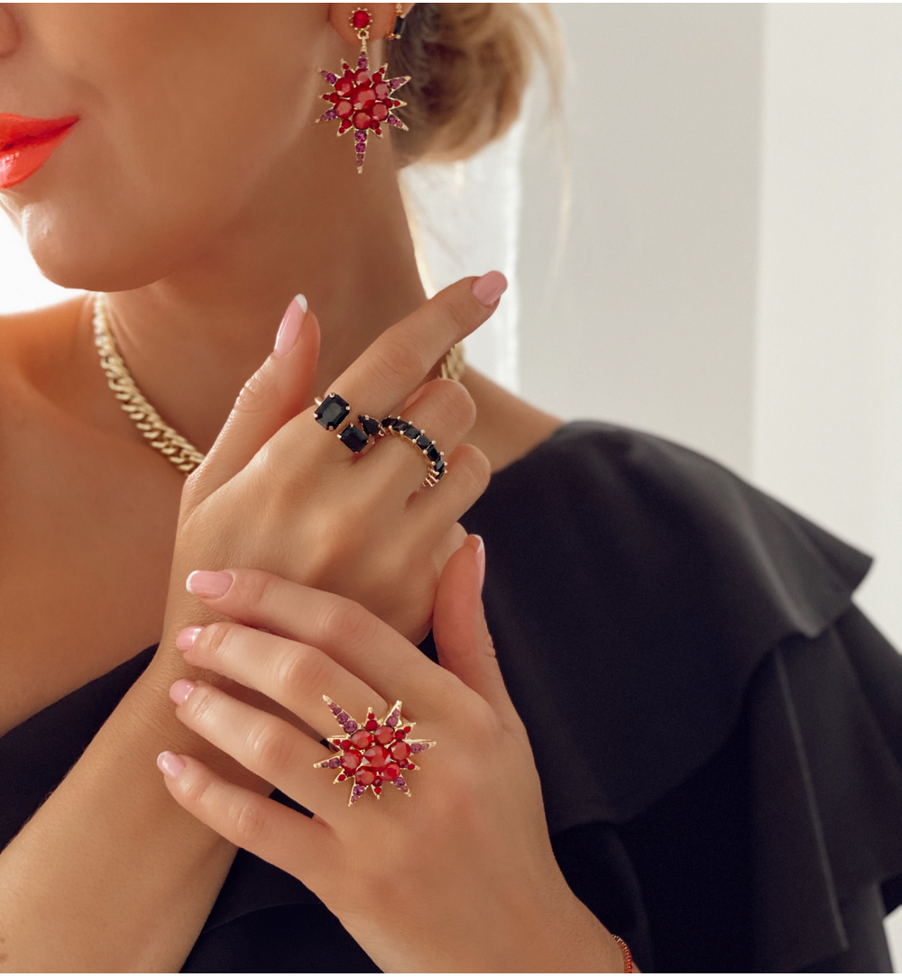 Pierścionek złoty z czarnymi kryształkami PRG0100