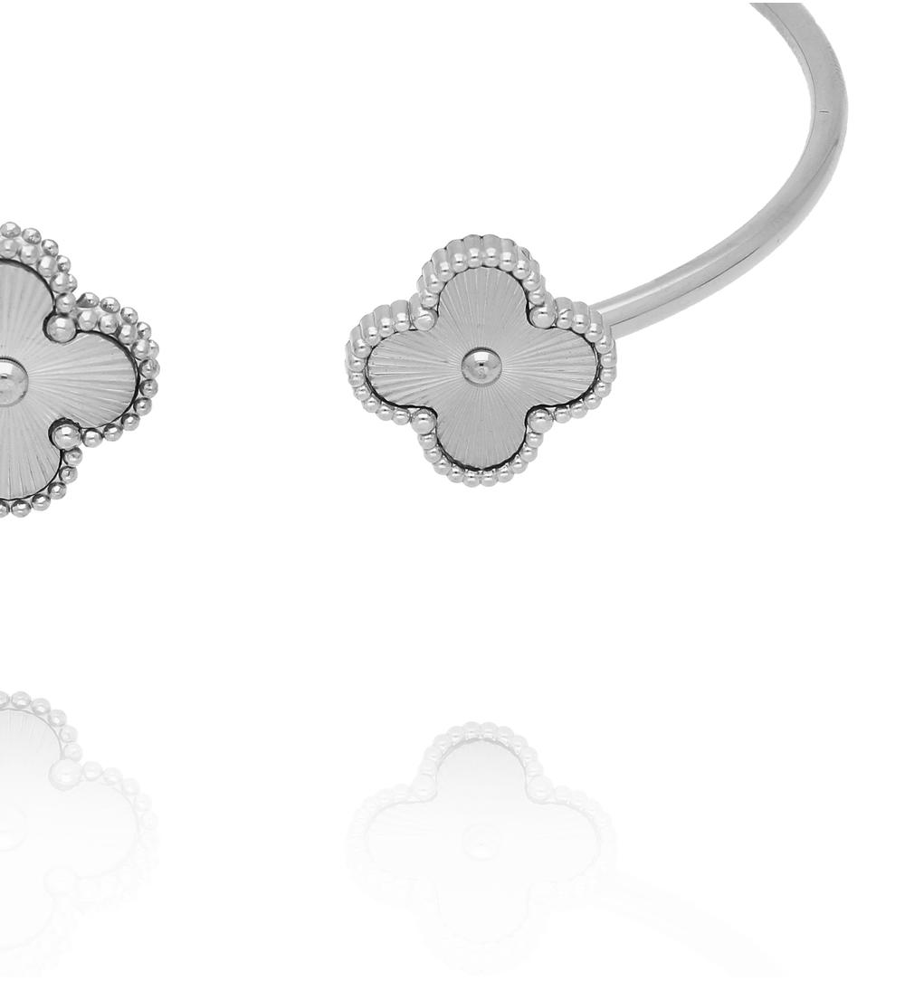 Bransoletka srebrna typu open cuff z motywem koniczyny BSY0536