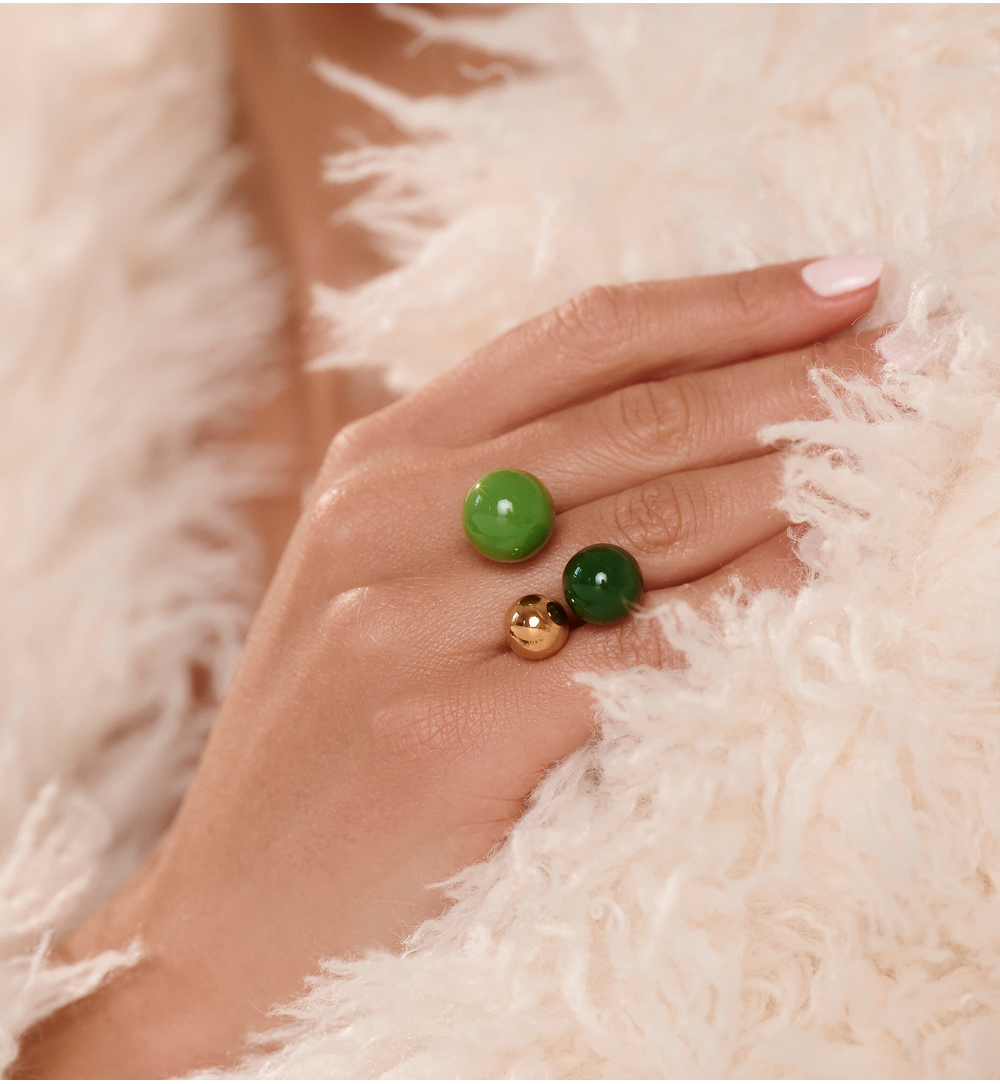 Pierścionek z kulkami w intensywnych odcieniach zieleni PSA1124