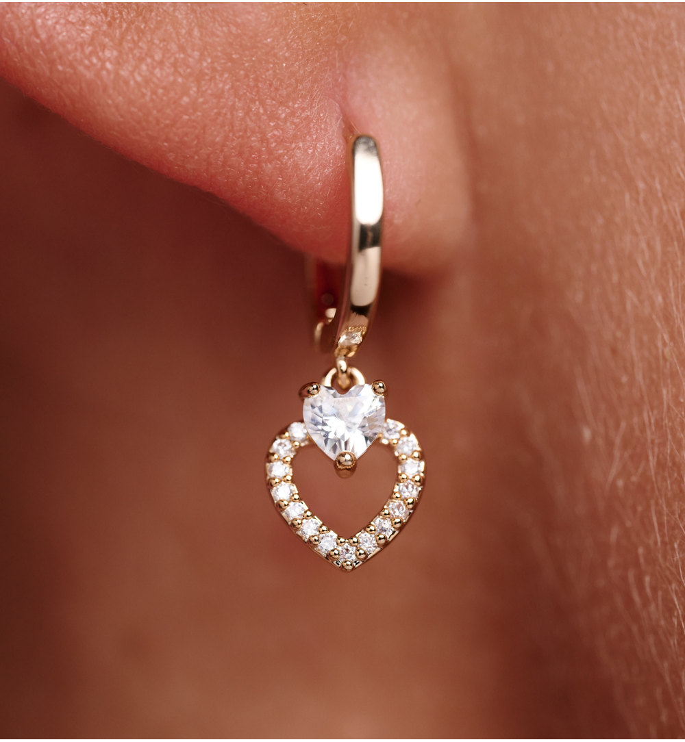 Zestaw kolczyków złoconych z motywem serca i różowym akcentem KMB0060