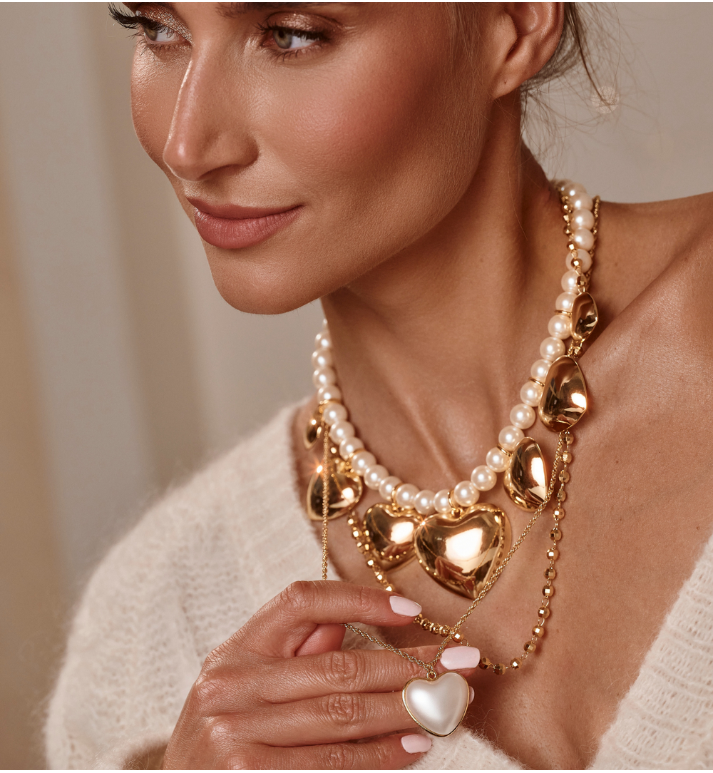 Naszyjnik z perłami i złotymi sercami NS0395
