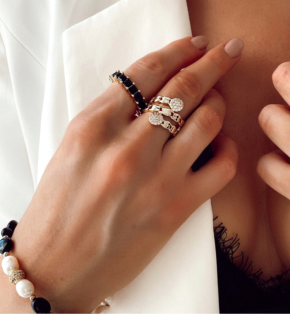 Pierścionek złoty z czarnymi kryształkami PRG0100