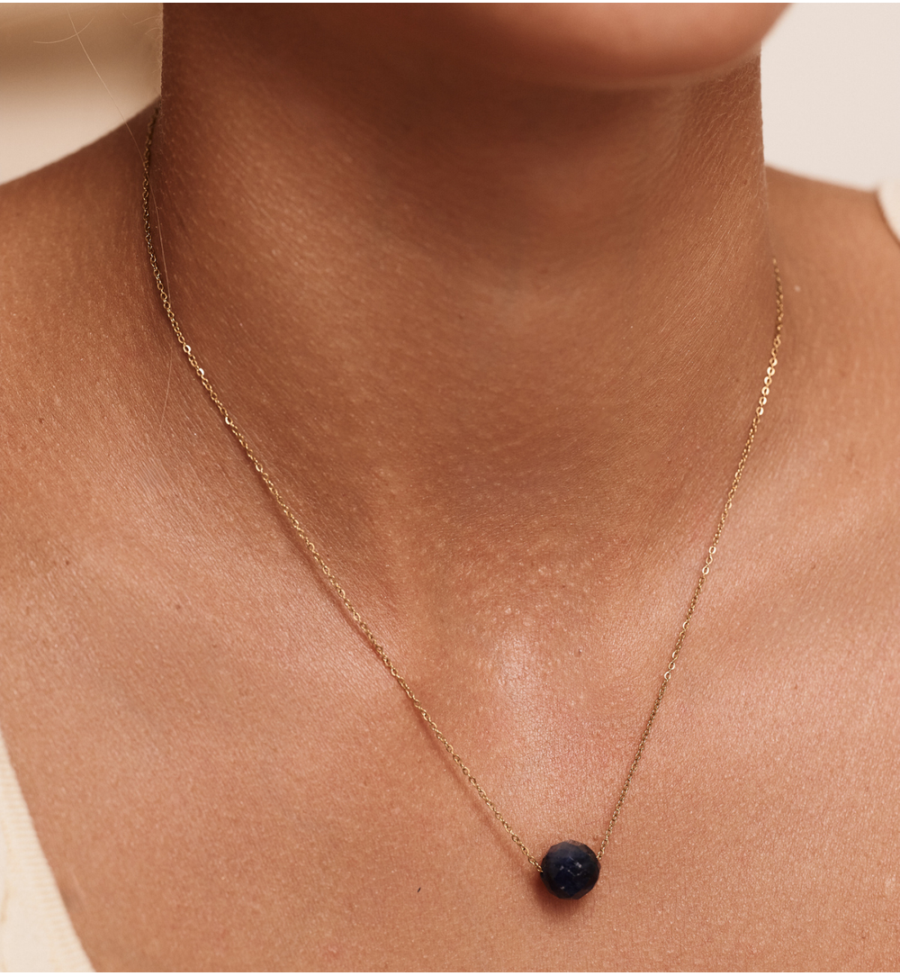 Naszyjnik z lolitem na delikatnym łańcuszku NLB0342