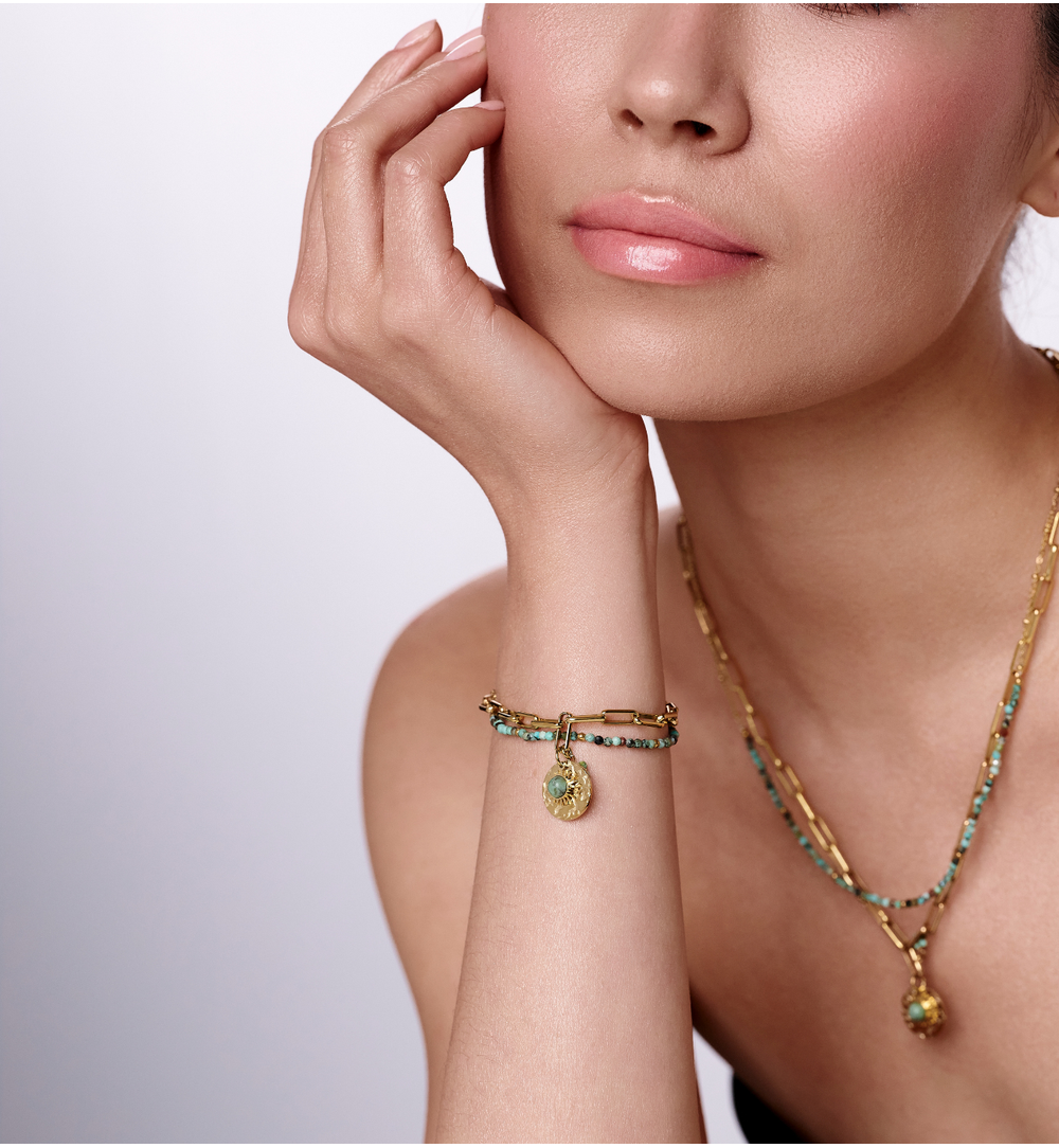 Bransoletka z afrykańskim turkusem i pozłacaną zawieszką BPA0574