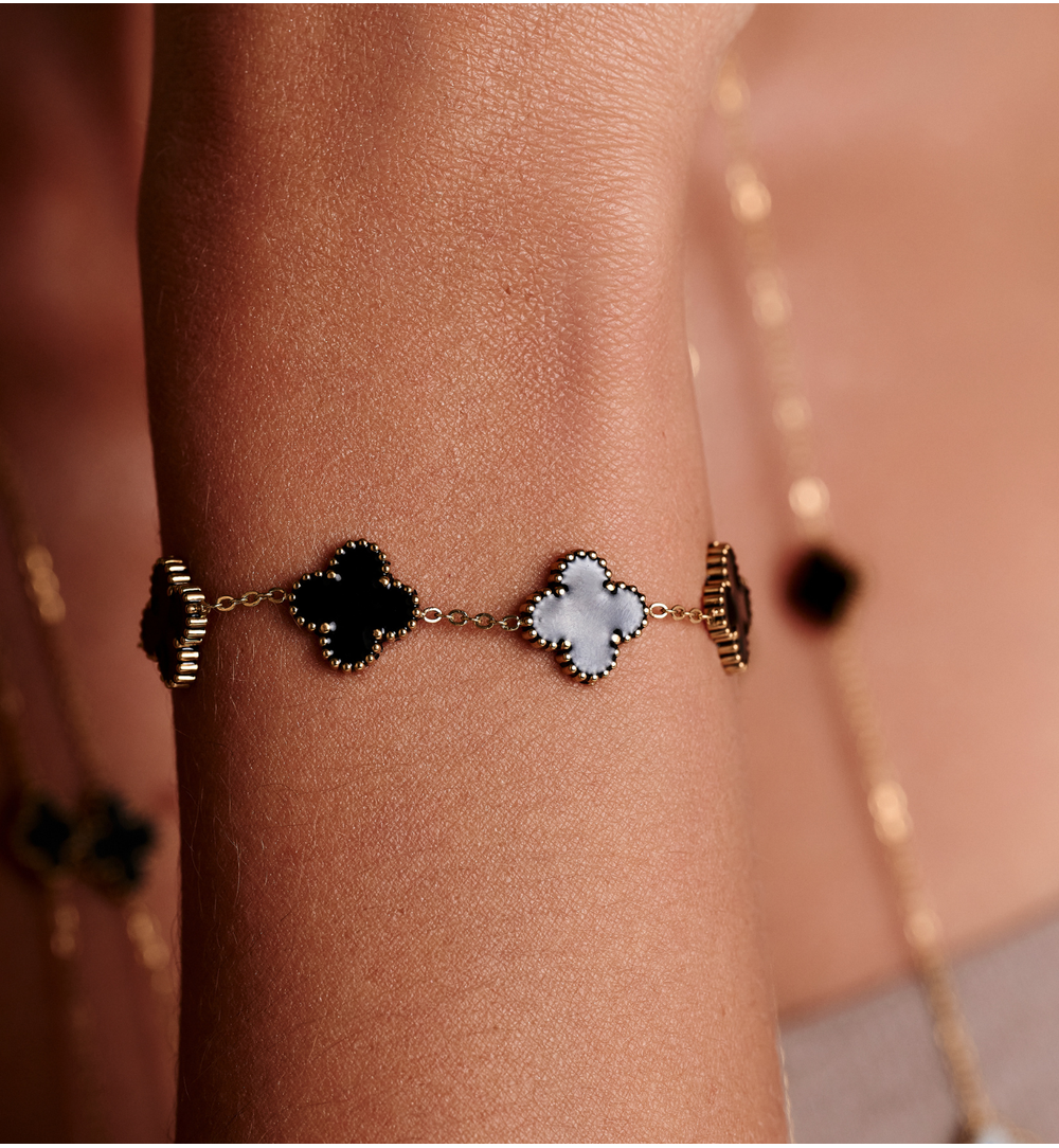 Bransoletka z czarnymi koniczynami w złotej oprawie BSA0996