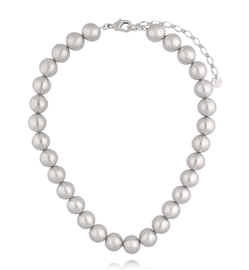 Naszyjnik z matowymi srebrnymi kulkami NRG0545