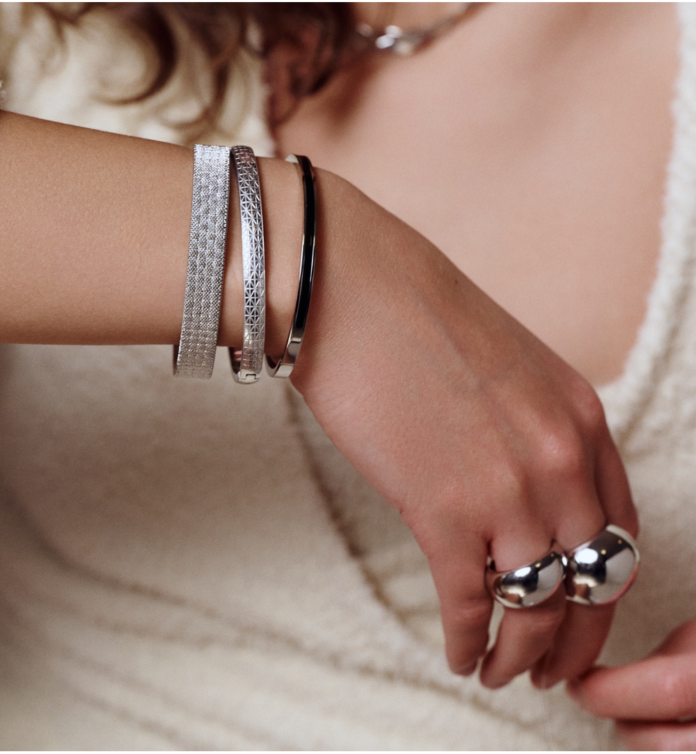 Bransoletka obręcz srebrna z geometrycznym grawerem BSY0457