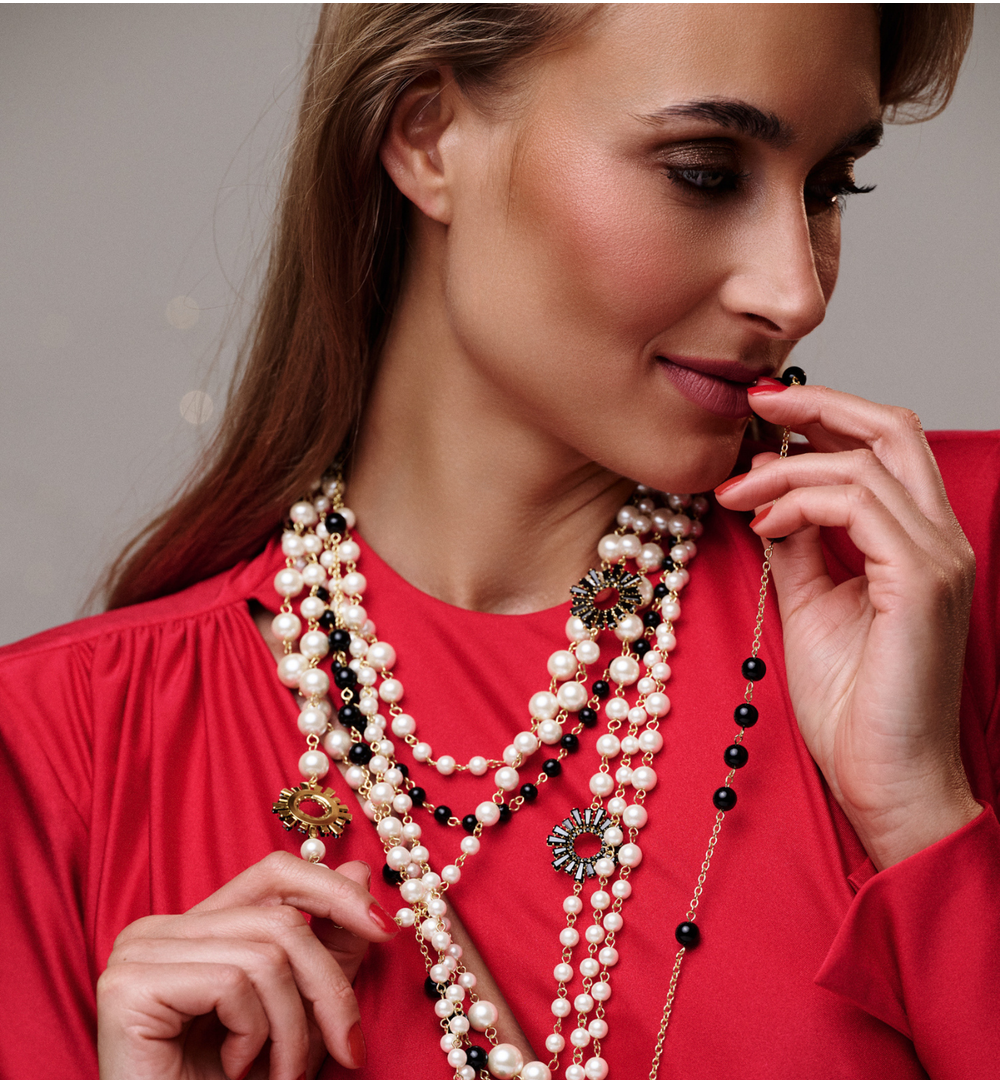 Naszyjnik wielorzędowy perłowo czarny ze zdobieniami NS0367