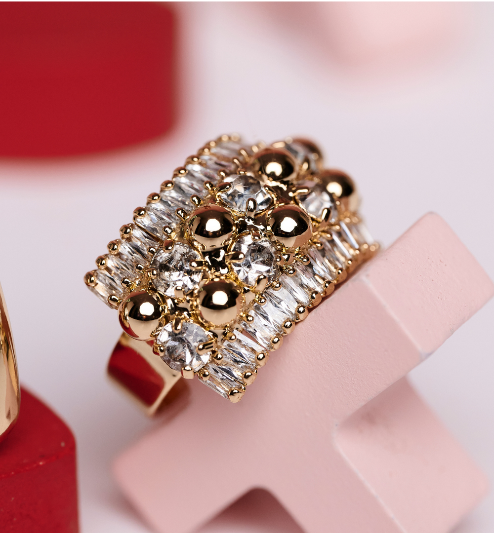 Pierścionek złocony z kulkami i kryształami PSS0217