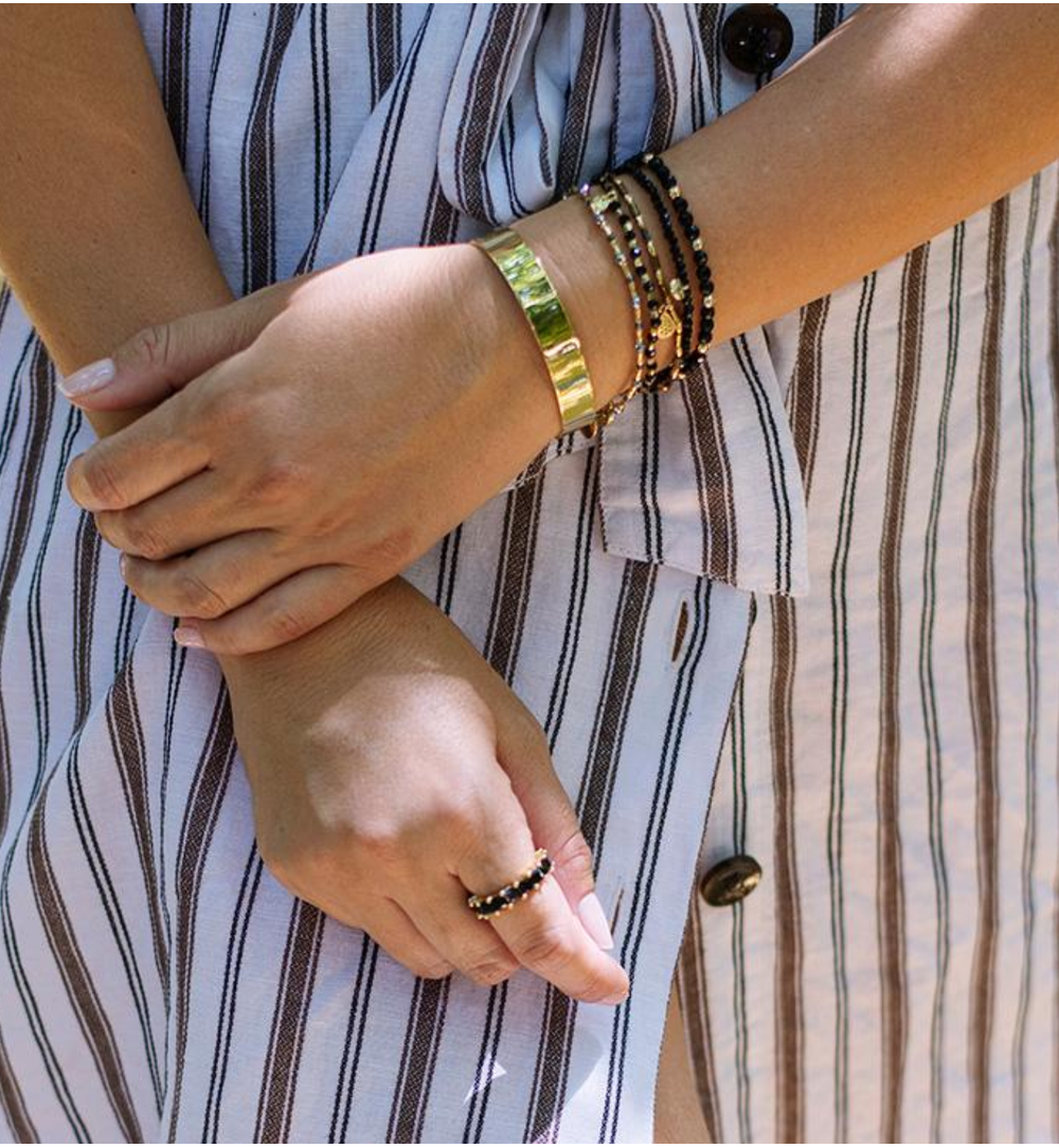 Pierścionek złoty z czarnymi kryształkami PRG0067