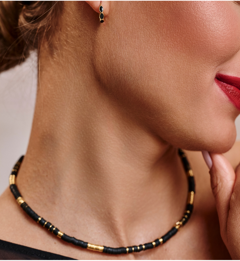 Naszyjnik z czarnych koralików ze złotymi akcentami NSC0683