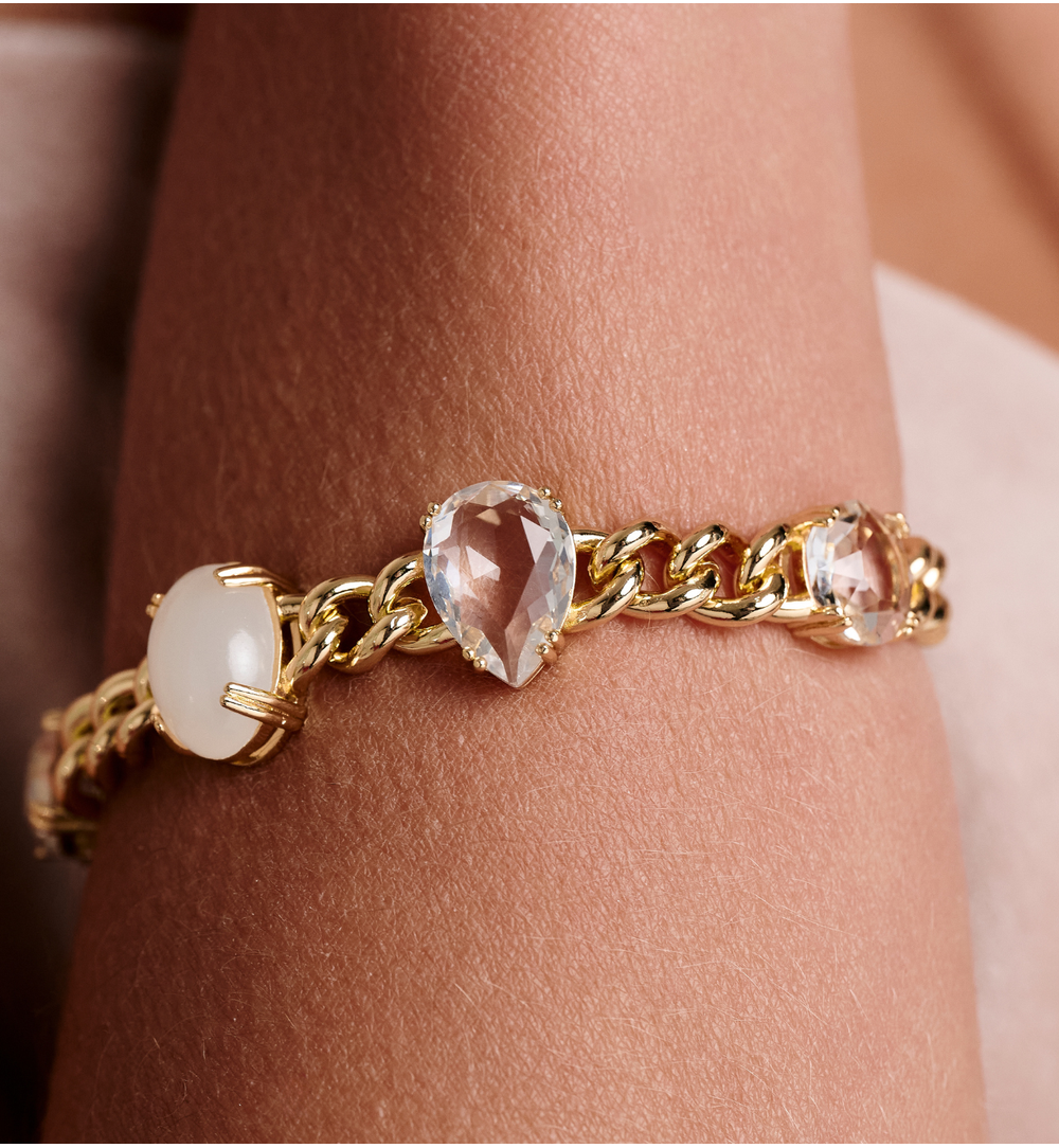 Bransoletka na złotym łańcuchu z mlecznymi kryształami BSS0267