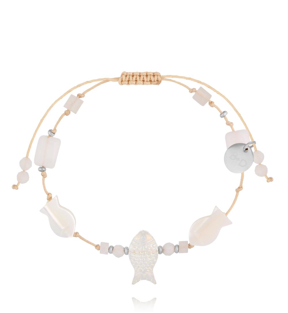 Bransoletka na beżowym sznurku z rybką, muszlą i białym agatem BMT0352