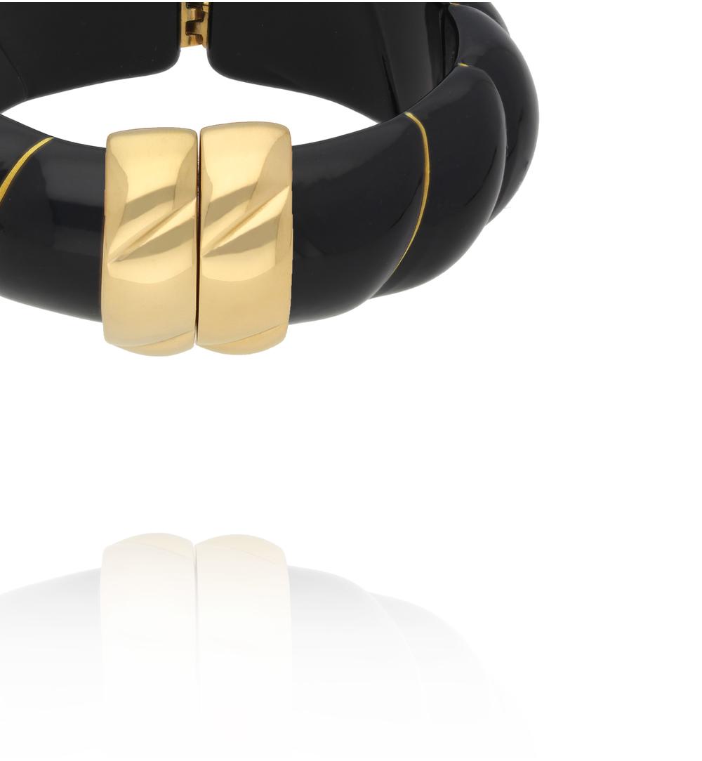 Bransoletka w odcieniu czerni ze złotym zapięciem BEU0002