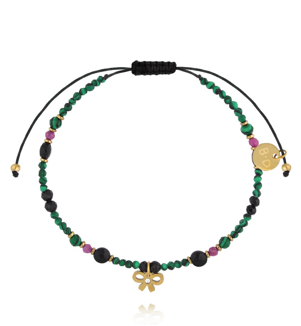 Bransoletka na sznurku z malachitu, czarnego agatu i rubinu z zawieszką kokardki  BTW3584