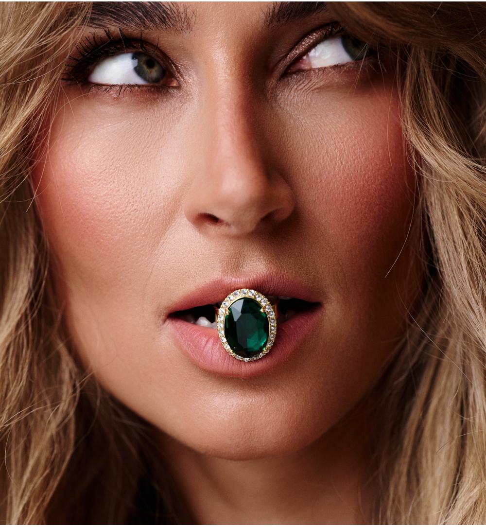 Pierścionek z zielonym kryształem i otoczką z cyrkonii złoty PSS0199