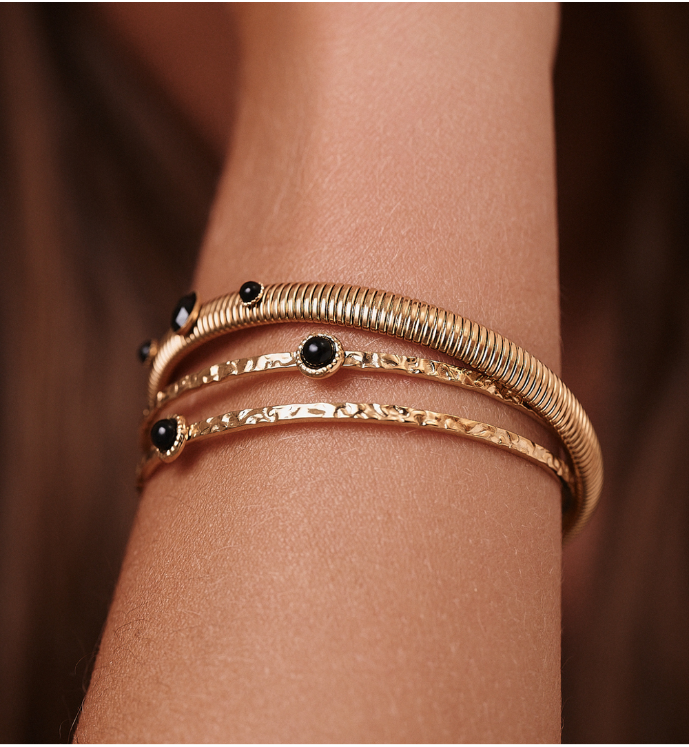 Bransoletka elastyczna złocona z czarnym agatem BEA0034