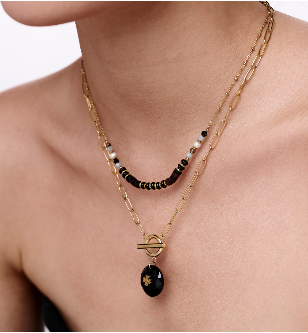 Zestaw złotych naszyjników z czarnymi kamieniami i zawieszką z koniczyną ZN0119