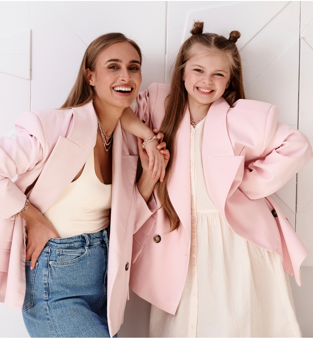 Bransoletka z różowego opalu z zawieszką kwiatka BTW3702