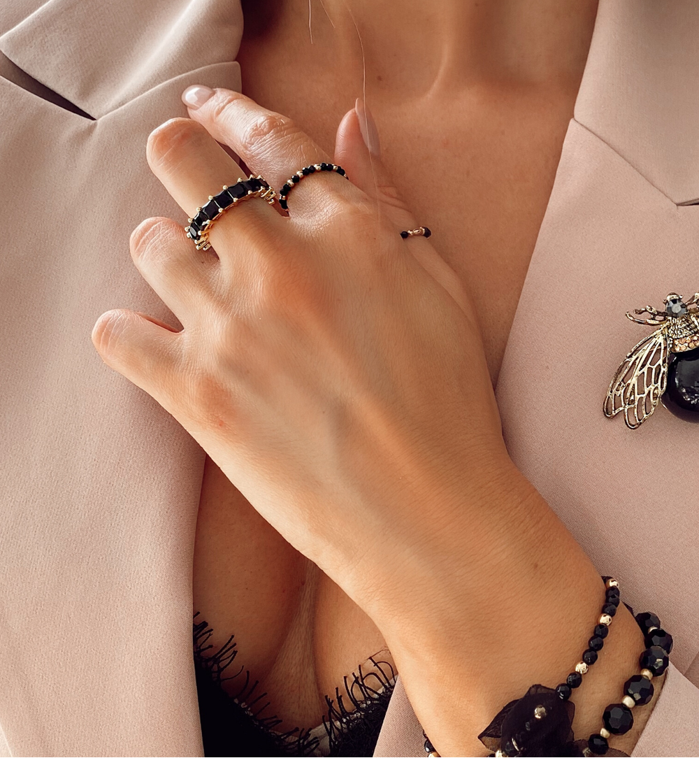 Pierścionek złoty z czarnymi kryształkami PRG0067