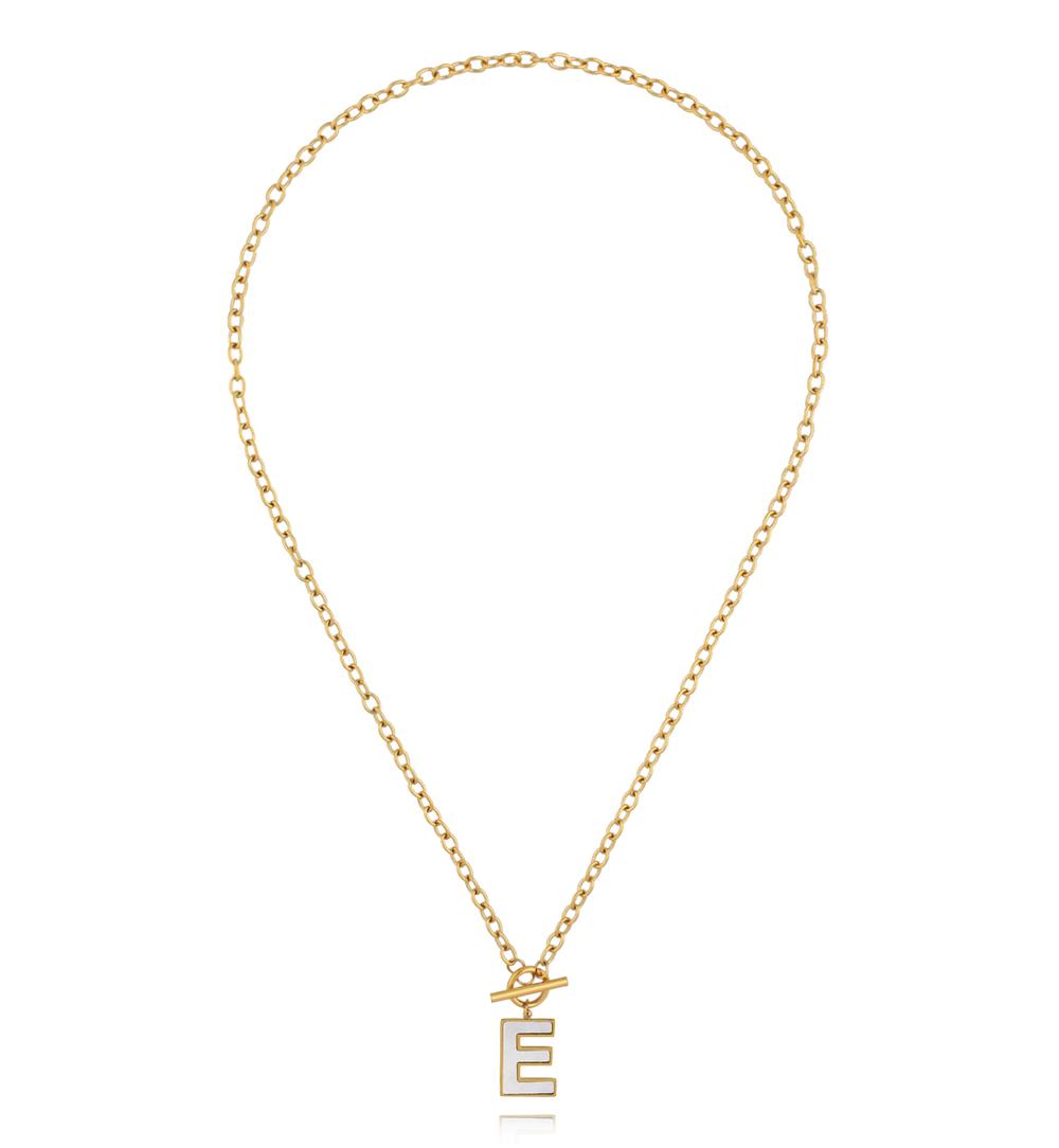 Naszyjnik z literą E i zapięciem toggle NSY0861