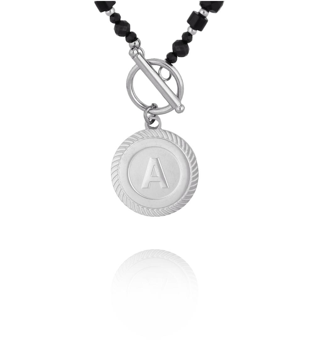 Naszyjnik z czarnymi kamieniami i zawieszką z literką A – srebrne wykończenie NTW1592
