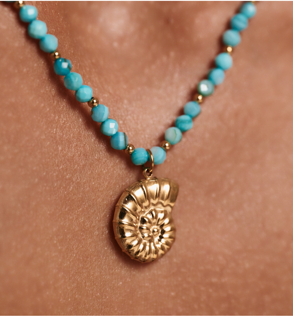 Naszyjnik turkusowy z zawieszką złotą muszlą NTW1525