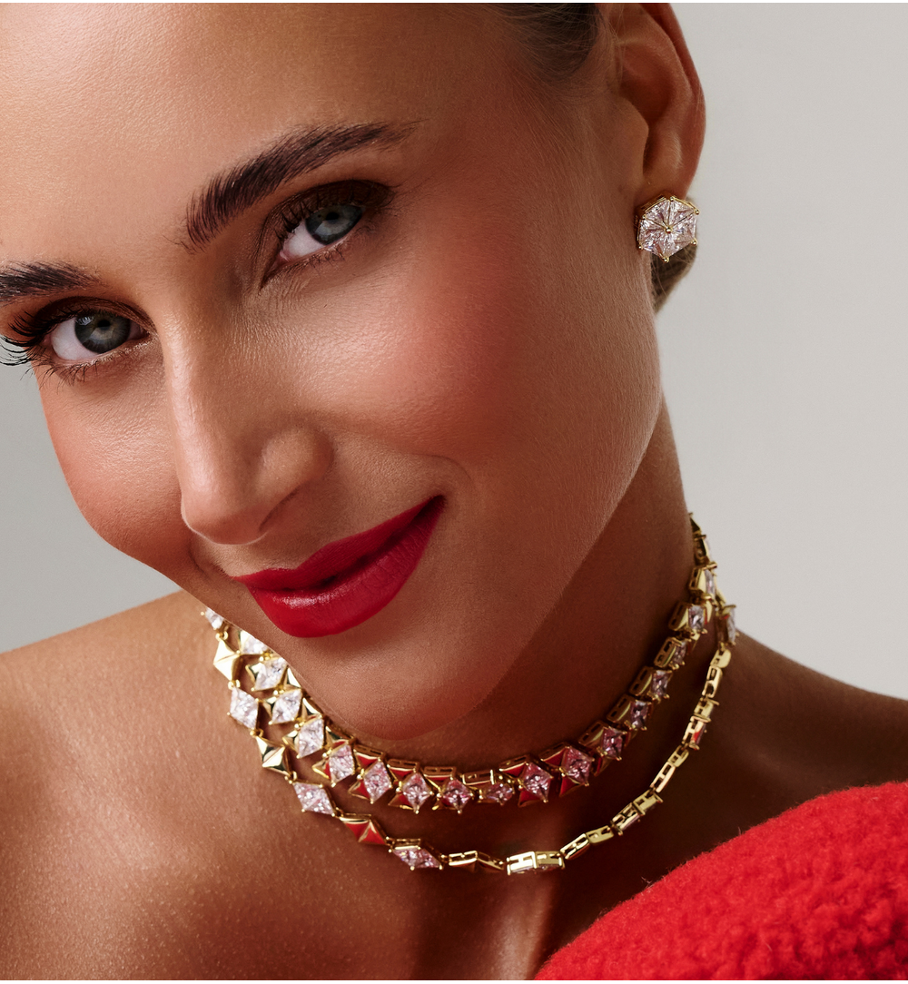 Naszyjnik złocony z geometrycznymi i połyskującymi kryształkami NS0416