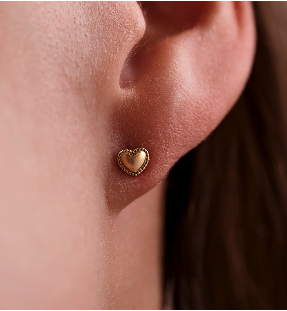 Kolczyki wkrętki serduszka ze stali szlachetnej w złotym wykończeniu KSY0611