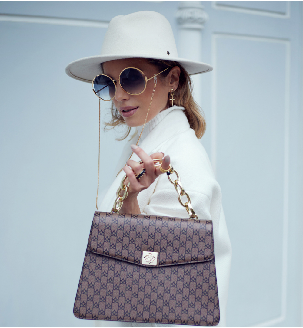 Pierścionek złoty z czarnymi kryształkami PRG0192