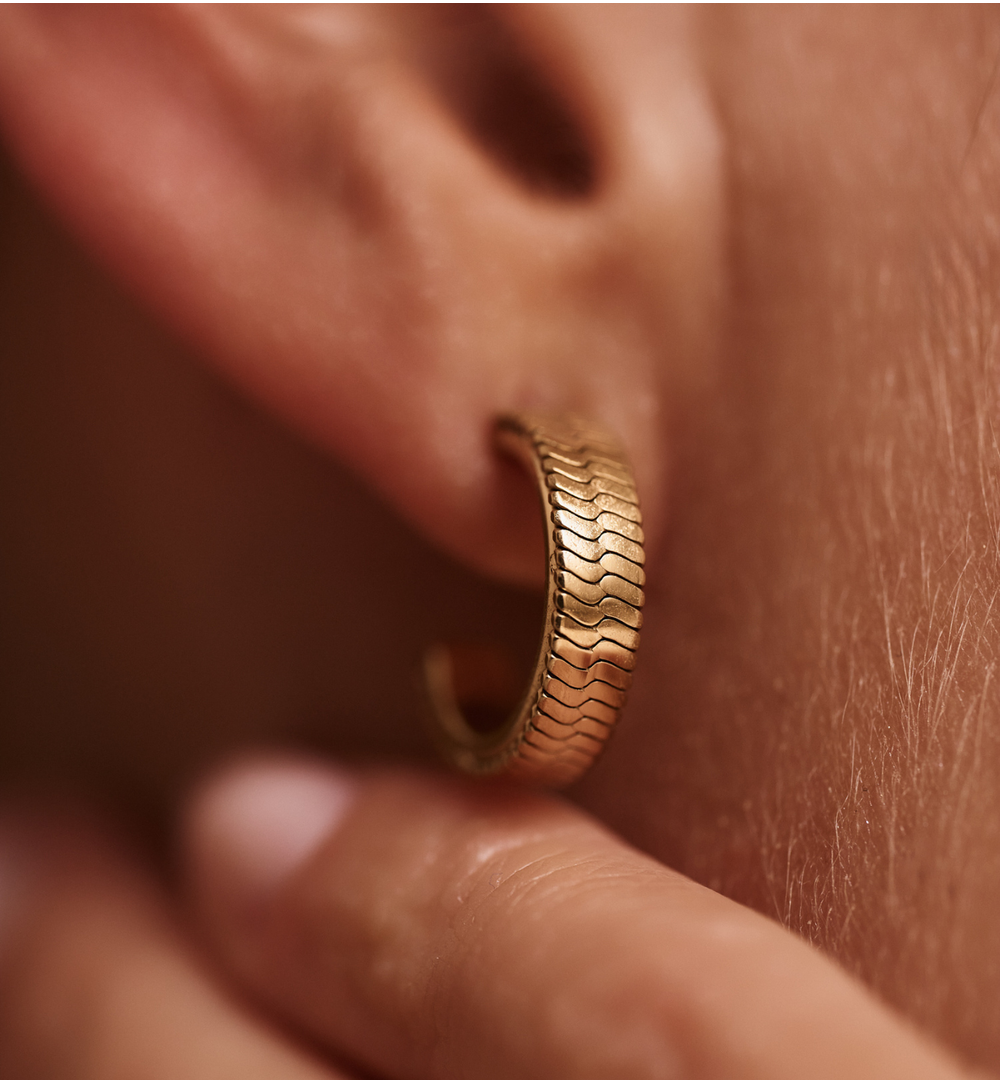 Kolczyki półkola złote ze wzorem KSY0414