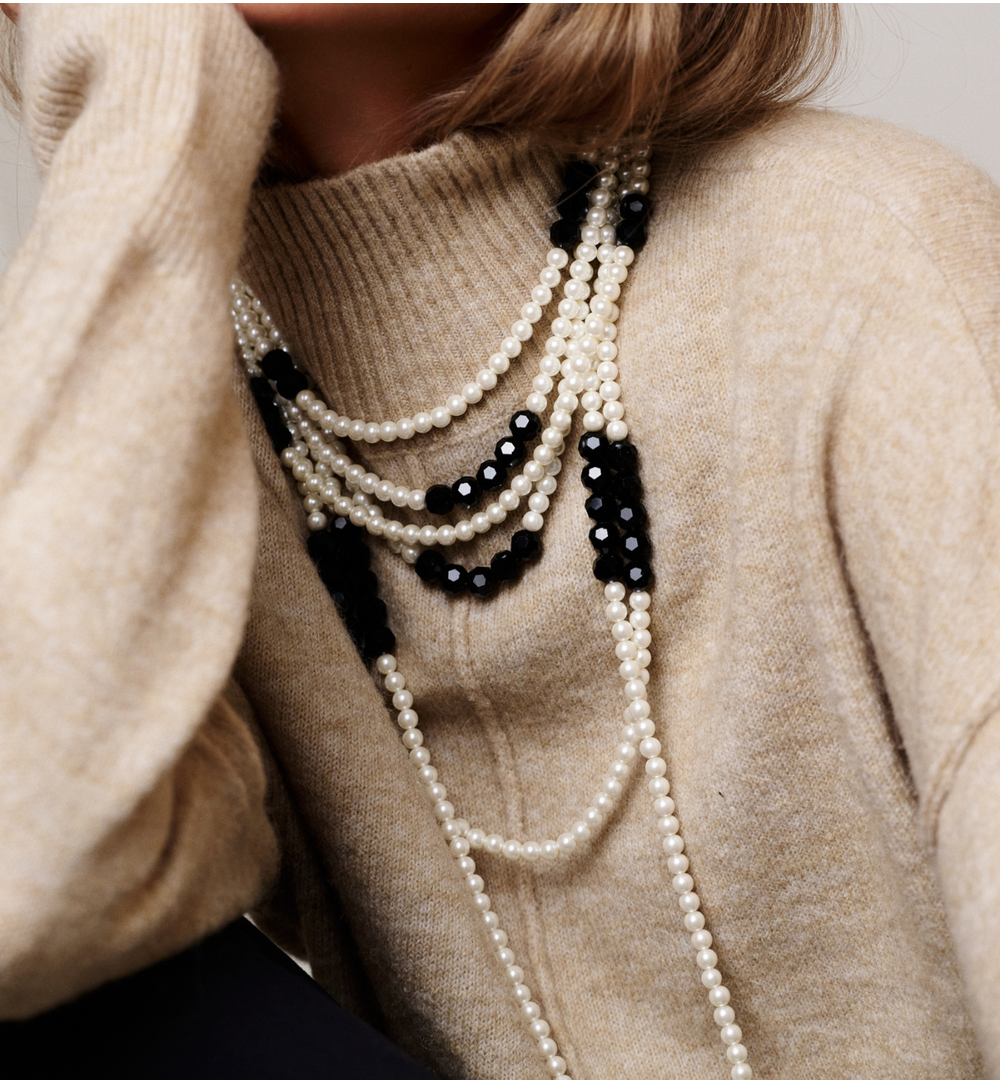 Naszyjnik z potrójnych pereł z czarnymi fasetowanymi kamieniami NS0344
