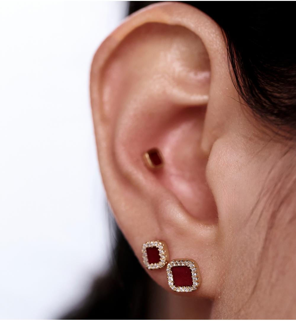 Zestaw złoconych kolczyków z bordowym detalem i cyrkoniami KMB0032