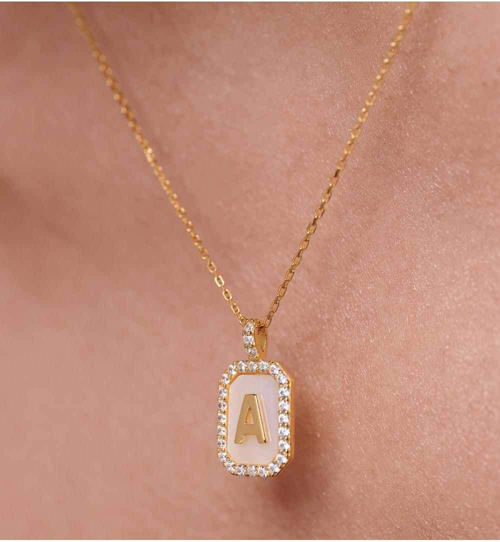 Naszyjnik z literką A na perłowym tle z cyrkoniami NCA0101