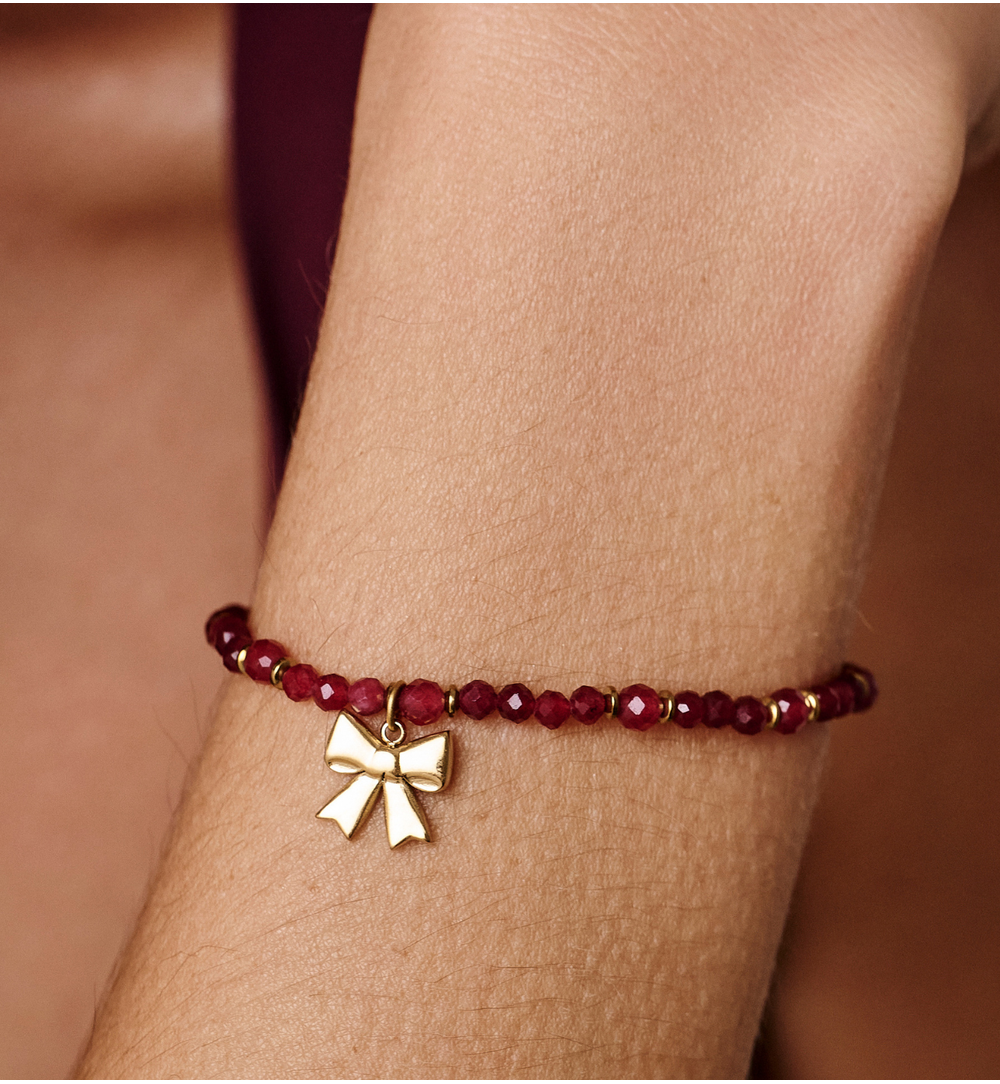 Bransoletka z czerwonego jadeitu z zawieszką w kształcie kokardki BTW3550