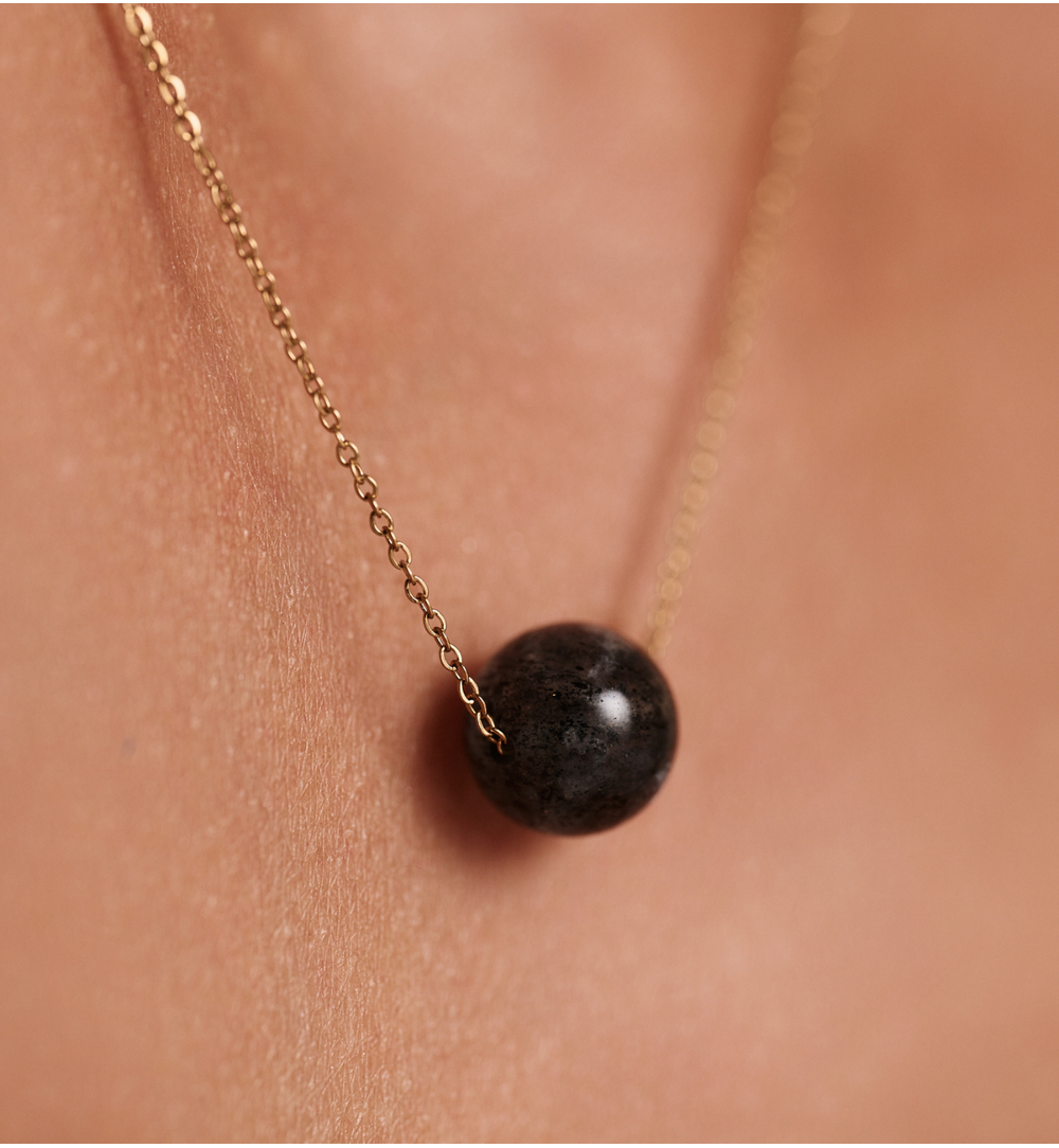 Naszyjnik z lolitem na delikatnym łańcuszku NLB0342