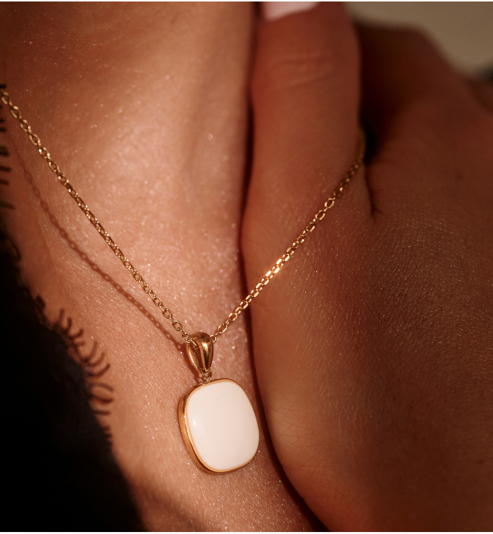 Naszyjnik z białą zawieszką w złotej oprawie NSY0636