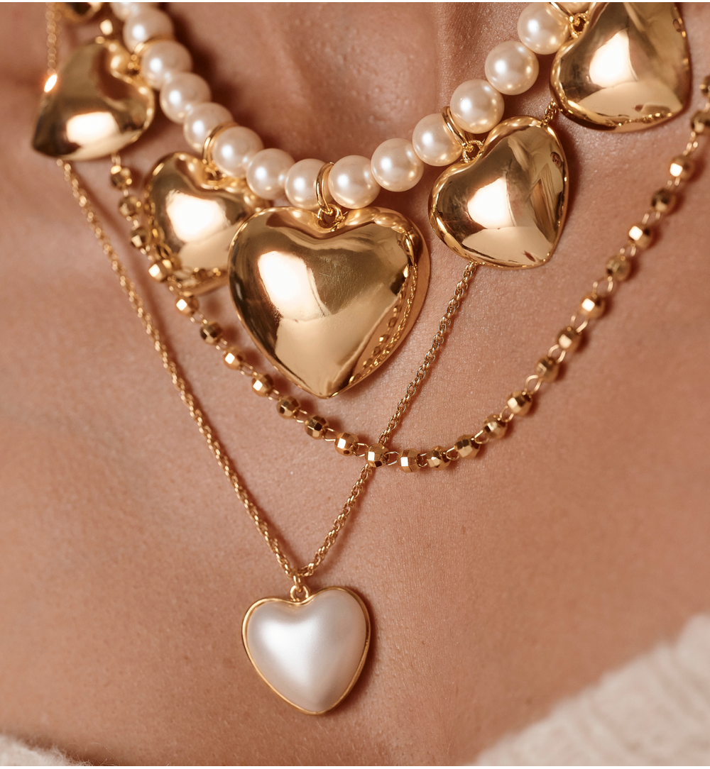 Naszyjnik z perłami i złotymi sercami NS0395