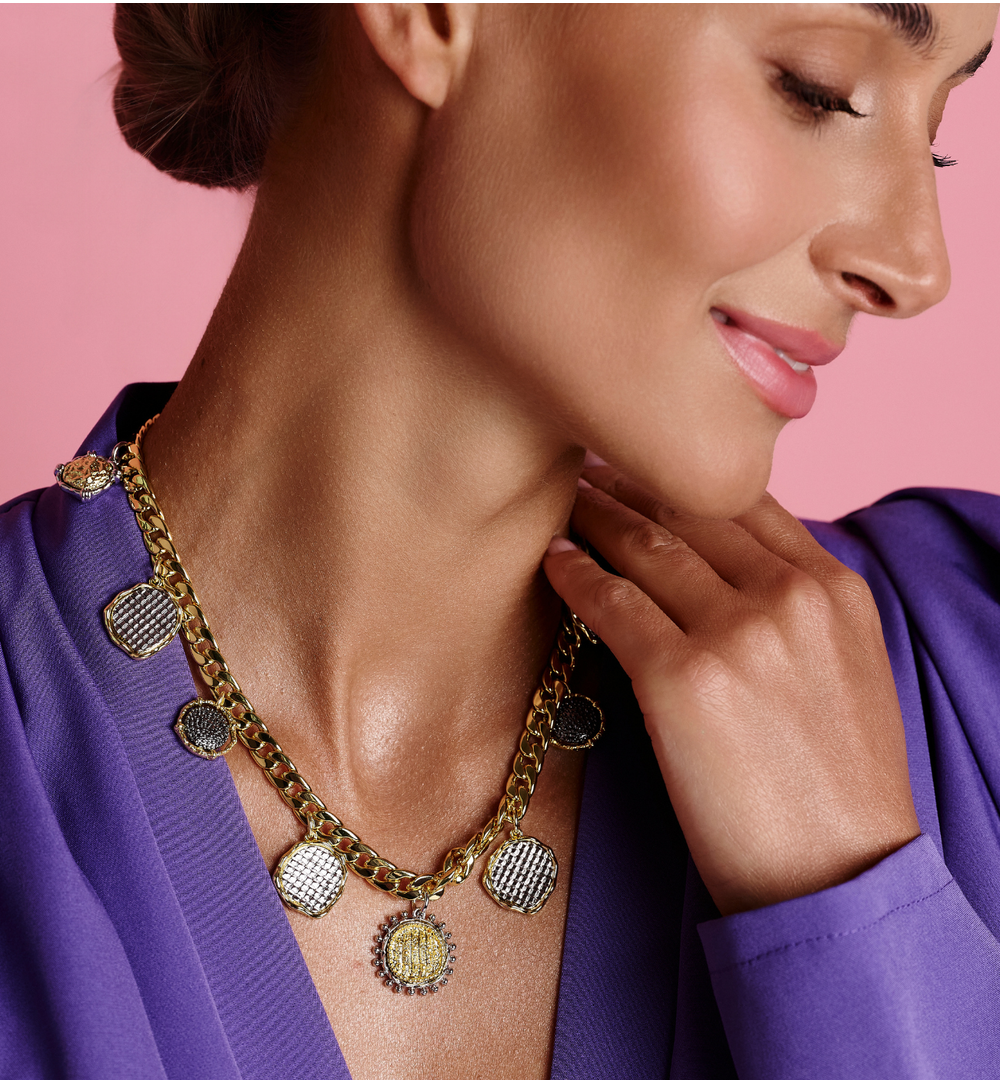 Naszyjnik z grubym złotym łańcuchem i dekoracyjnymi zawieszkami NS0411